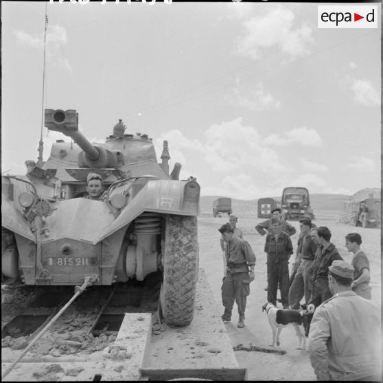 Chargement de l'engin blindé de reconnaissance (EBR) sur la remorque porte char.