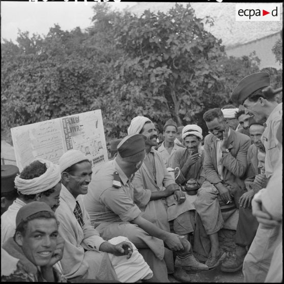 Les habitants du village apportent le thé aux hommes du 3ème groupe mobile de protection rurale (GMPR).