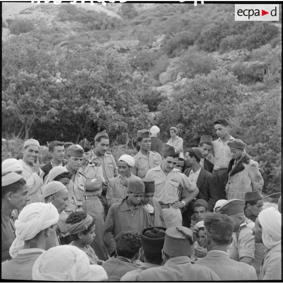 Les habitants du village apportent le thé aux hommes du 3ème groupe mobile de protection rurale (GMPR).