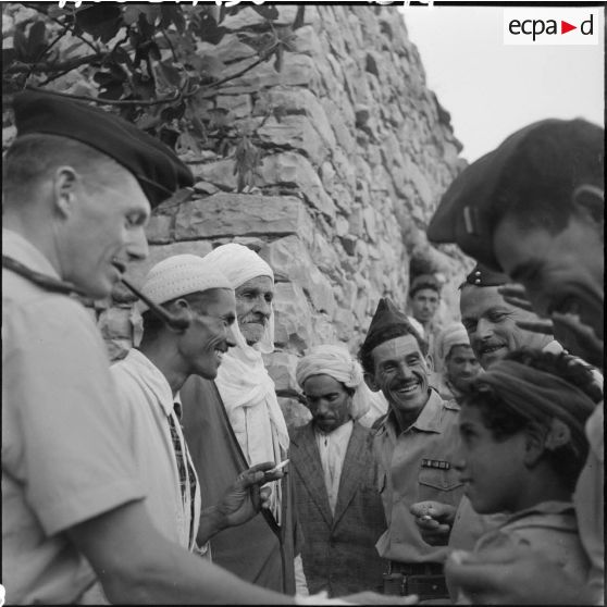 Le capitaine Pierre, commandant le 3ème groupe mobile de protection rurale (GMPR), s'entretient avec les notables du douar.