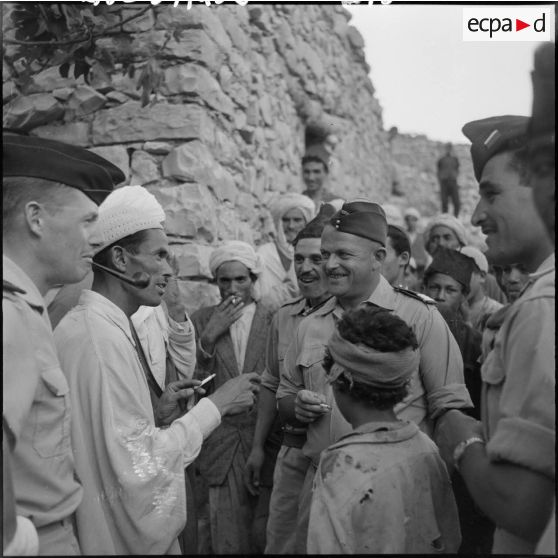 Le capitaine Pierre, commandant le 3ème groupe mobile de protection rurale (GMPR), s'entretient avec les notables du douar.