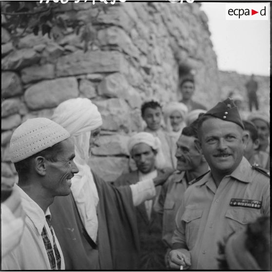 Le capitaine Pierre, commandant le 3ème groupe mobile de protection rurale (GMPR), s'entretient avec les notables du douar.