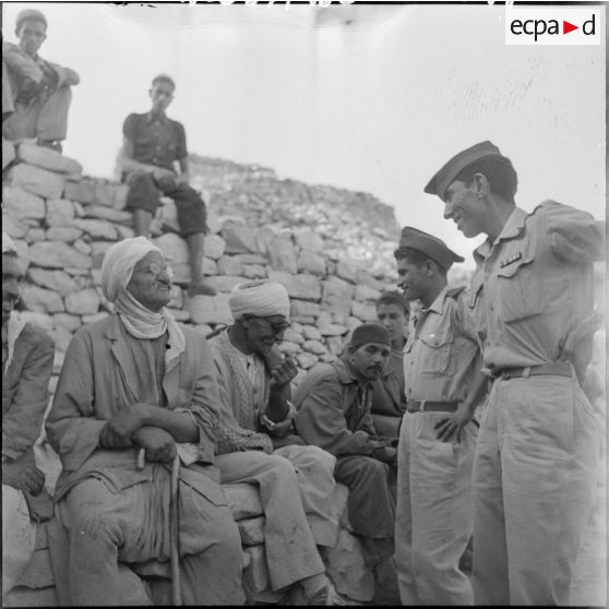 Deux gardes du 3ème groupe mobile de protection rurale (GMPR) évoquent des souvenirs avec un ancien combattant de la campagne d'Italie.