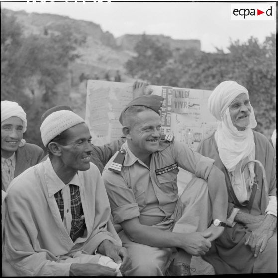 Le capitaine Pierre, commandant le 3ème groupe mobile de protection rurale (GMPR) s'entretient avec les paysans.