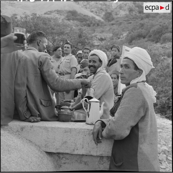 Les habitants du village apportent le thé aux hommes du 3ème groupe mobile de protection rurale (GMPR).