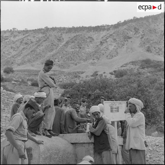 Les habitants du village apportent le thé aux hommes du 3ème groupe mobile de protection rurale (GMPR).