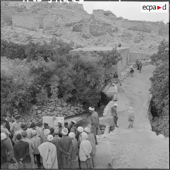 Les habitants du village apportent le thé aux hommes du 3ème groupe mobile de protection rurale (GMPR).