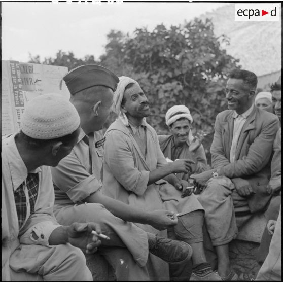 Les habitants du village apportent le thé aux hommes du 3ème groupe mobile de protection rurale (GMPR).