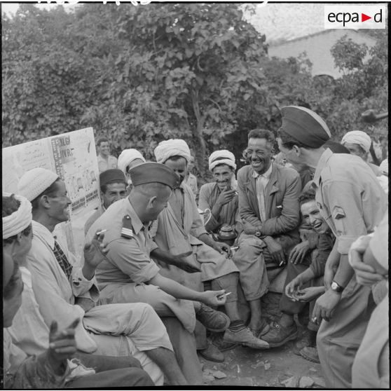 Les habitants du village apportent le thé aux hommes du 3ème groupe mobile de protection rurale (GMPR).