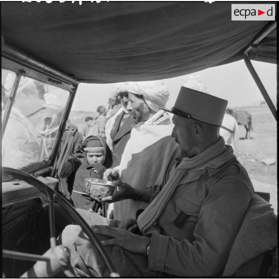 Un légionnaire discute du prix des oeufs avec un paysan.