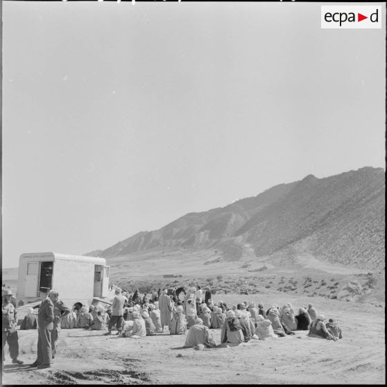 Au pied du djebel Chelia, le camion du service médical est très entouré.
