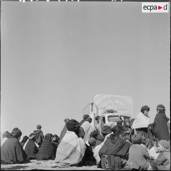 Au pied du djebel Chelia, le camion du service médical est très entouré.