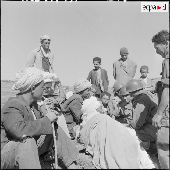 Les tirailleurs du 22ème bataillon de tirailleurs algériens se mèlent à la foule.