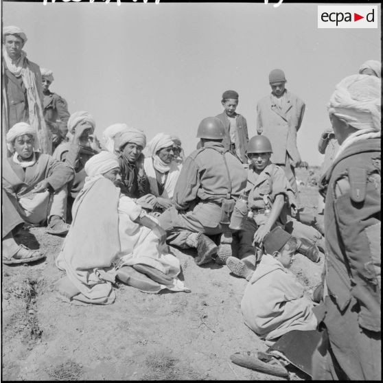 Les tirailleurs du 22ème bataillon de tirailleurs algériens se mèlent à la foule.