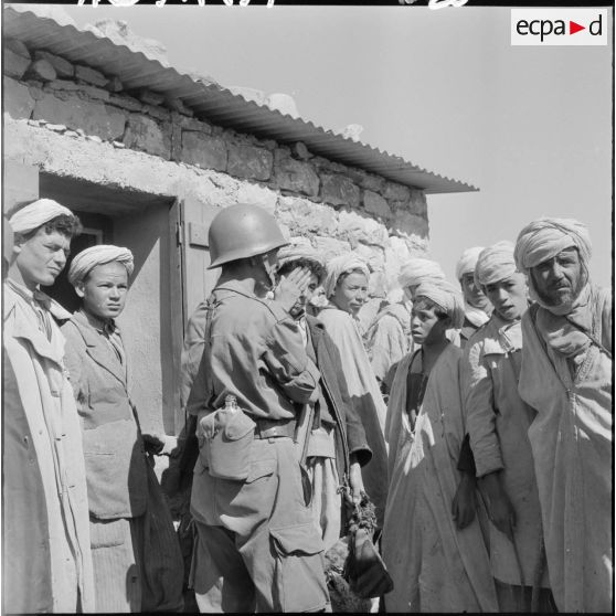 Les tirailleurs du 22ème bataillon de tirailleurs algériens se mèlent à la foule.
