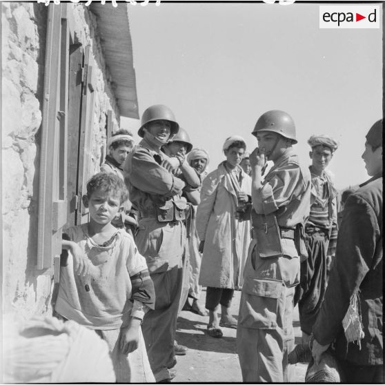 Les tirailleurs du 22ème bataillon de tirailleurs algériens se mèlent à la foule.