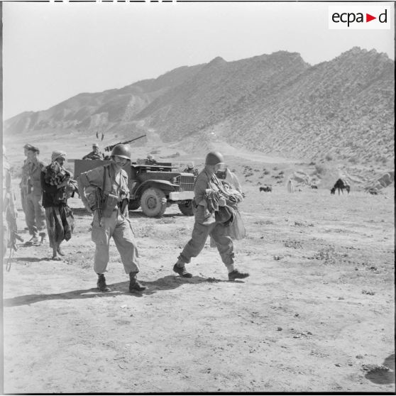 Une patrouille amène deux enfants malades au camion médical.