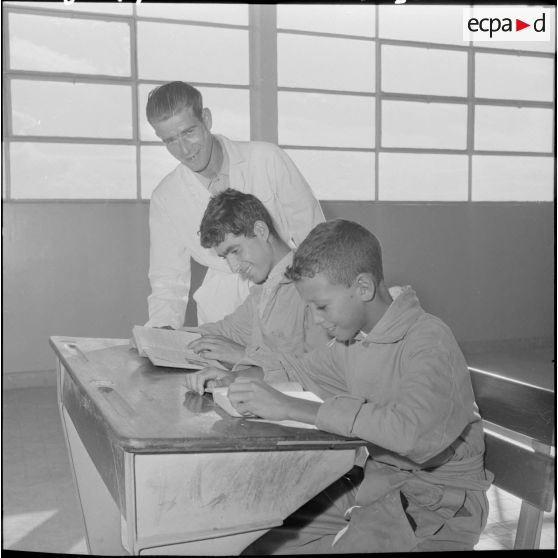 Un moniteur renseigne un élève.