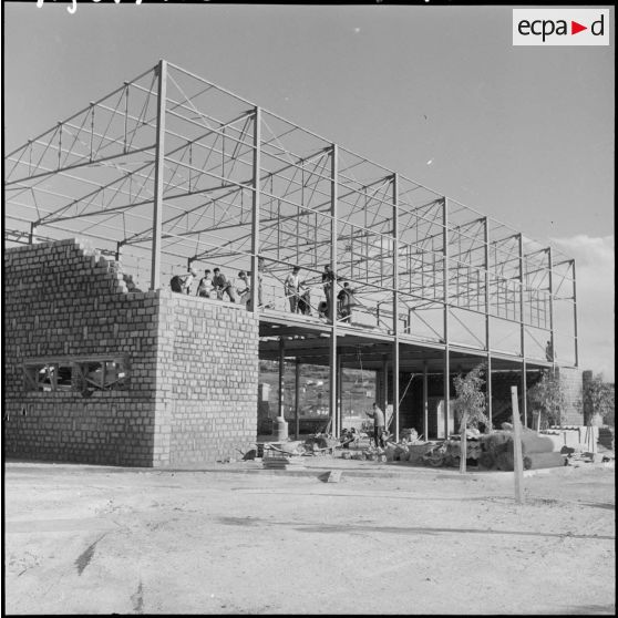 Construction d'un immeuble à côté de l'école.