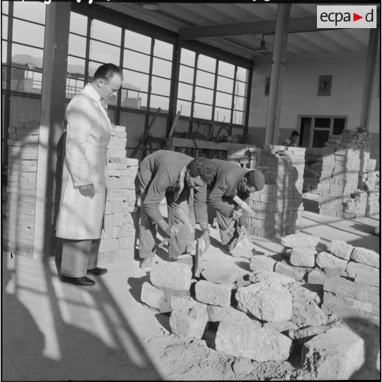 Travail de maçonnerie sous les directives du moniteur.