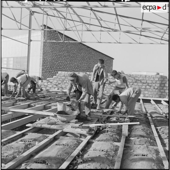 Travail de maçonnerie sous les directives du moniteur.