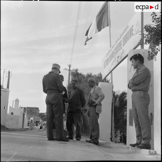 Le capitaine de la section administrative urbaine (SAU) de Bouzaréah renseigne des musulmans.