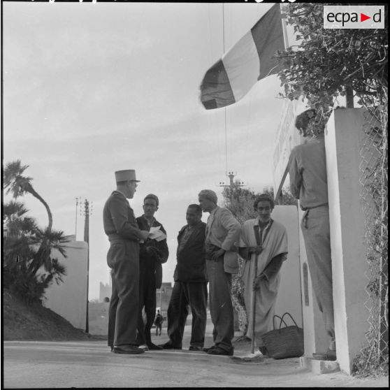 Le capitaine de la section administrative urbaine (SAU) de Bouzaréah renseigne des musulmans.