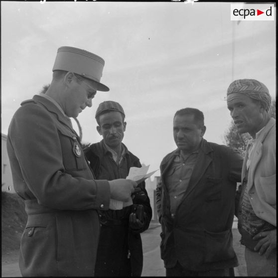 Le capitaine de la section administrative urbaine (SAU) de Bouzaréah renseigne des musulmans.