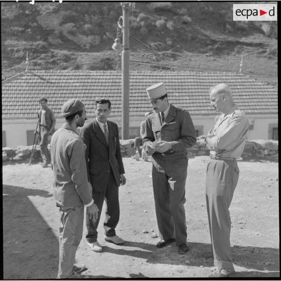 Le lieutenant de la section administrative urbaine (SAU) parle à l'un des chômeurs venant demander du travail.