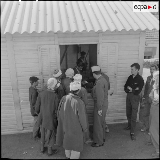 Le lieutenant de la section administrative urbaine (SAU) au milieu des chômeurs.