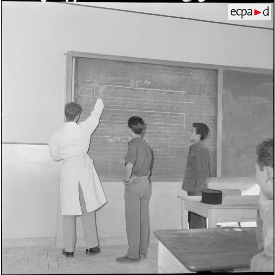 Salle de cours du centre d'apprentissage pour les musulmans à Bouzaréah, sous légide de la section administrative urbaine (SAU).