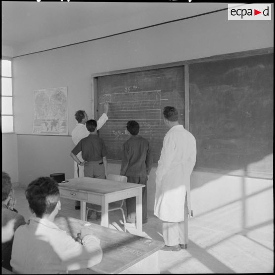 Salle de cours du centre d'apprentissage pour les musulmans à Bouzaréah, sous légide de la section administrative urbaine (SAU).