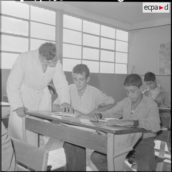 Un moniteur renseigne un élève.