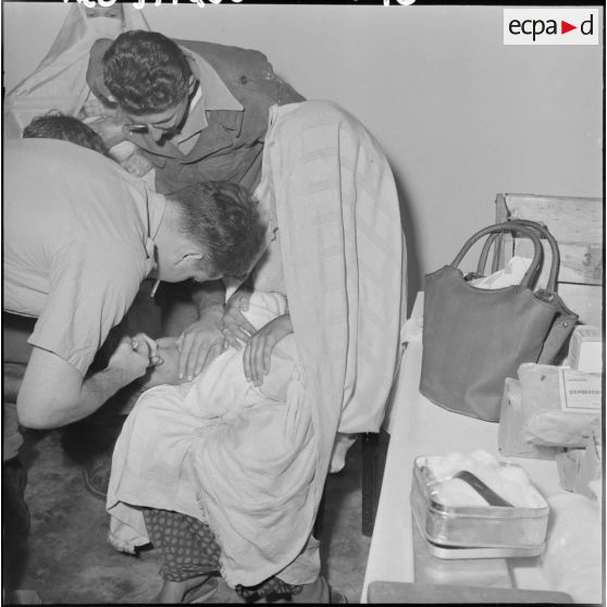 Les infirmiers du dispensaires donnent des soins aux enfants malades.