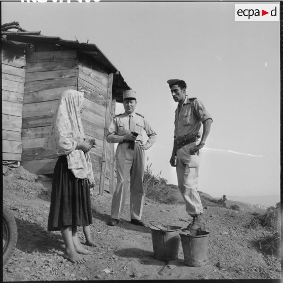 Le capitaine Boissenot, chef de la section administrative urbaine (SAU) de Bouzaréah, dans le quartier de campagne Hamza.