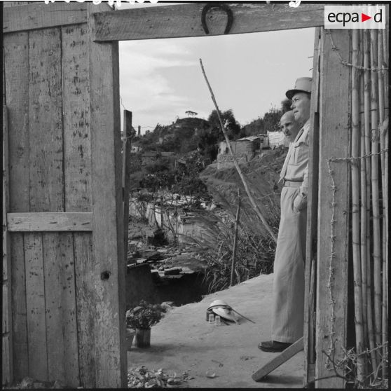 Le capitaine Boissenot, chef de la section administrative urbaine (SAU) de Bouzaréah, dans le quartier de campagne Hamza.