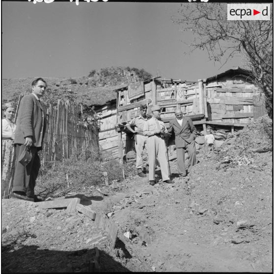 Le capitaine Boissenot, chef de la section administrative urbaine (SAU) de Bouzaréah, dans le quartier de campagne Hamza.