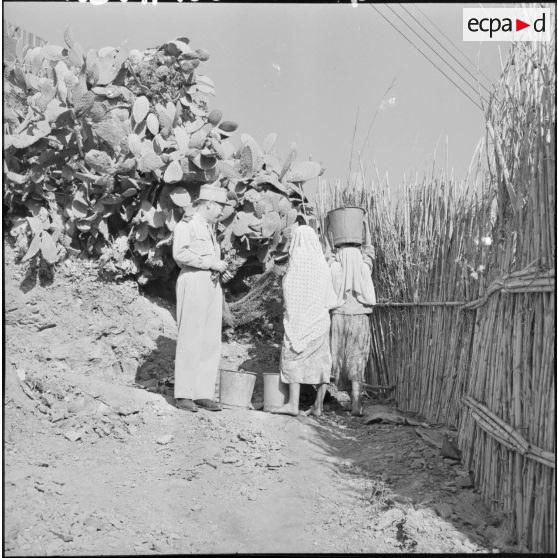 Le capitaine Boissenot, chef de la section administrative urbaine (SAU) de Bouzaréah, dans le quartier de campagne Hamza.
