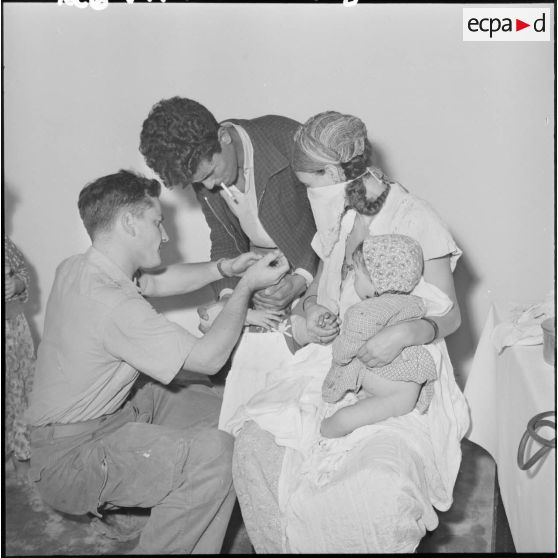 Les infirmiers du dispensaires donnent des soins aux enfants malades.