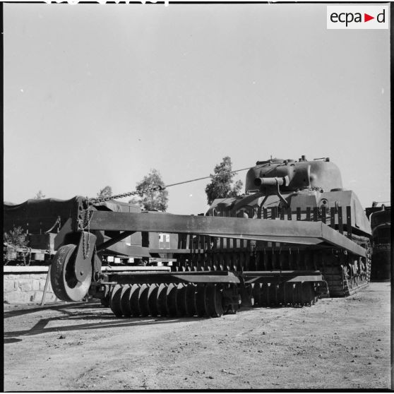 Présentation d'un char de dépannage M4 Sherman (US).