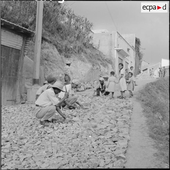 Réfection des routes à Frais-Vallon, par les ouvriers de la section administrative urbaine (SAU).