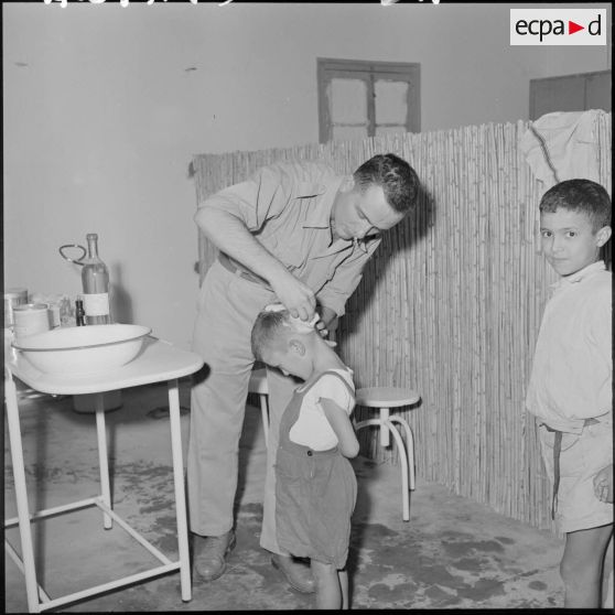 Infirmier soignant un jeune enfant.