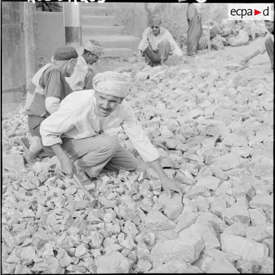 Réfection des routes à Frais-Vallon, par les ouvriers de la section administrative urbaine (SAU).