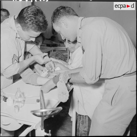 Infirmiers soignant un jeune enfant.