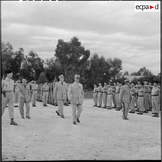 Les généraux Chapelle, Noguez et Coche passent les divers détachements du centre d'instruction du train (CIT) n°160 en revue.