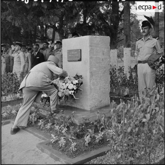 Le général Chapelle inaugure la stèle à la mémoire du Lieutenant Mollet assassiné par les rebelles dans la région de Médéa.