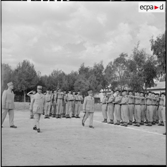 Les généraux Chapelle, Noguez et Coche passent les divers détachements du centre d'instruction du train (CIT) n°160 en revue.