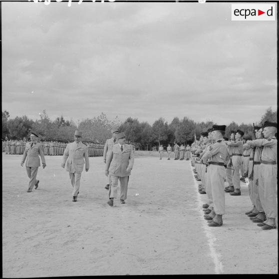 Les généraux Chapelle, Noguez et Coche passent les divers détachements du centre d'instruction du train (CIT) n°160 en revue.