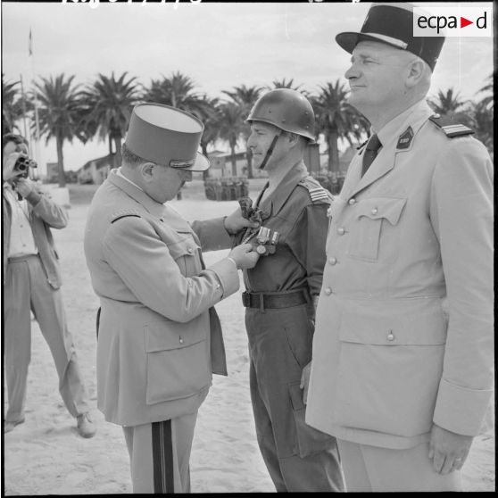 Le commandant Jean, commandant la compagnie régionale du train (CRT) n°10 est fait officier de la légion d'honneur par le général Chapelle.