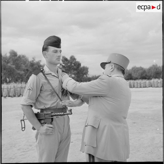 Remise de décorations par le général Chapelle.